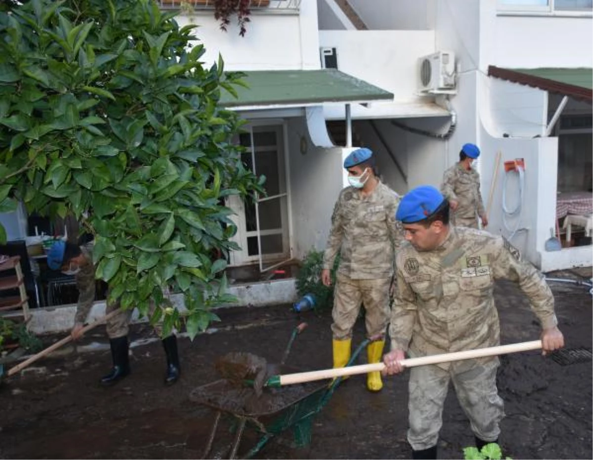 Son dakika haberleri: MARMARİS\'TE JANDARMA, SEL MAĞDURLARININ EV VE BAHÇELERİNİ TEMİZLEDİ