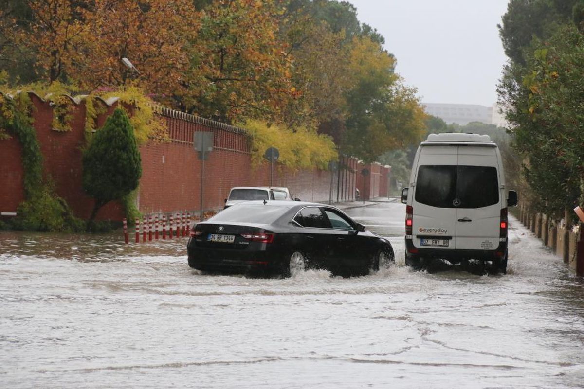 Meteorolojik Uyarı (06.12.2021) Antalya\'da Gök Gürültülü Sağanak Yağış