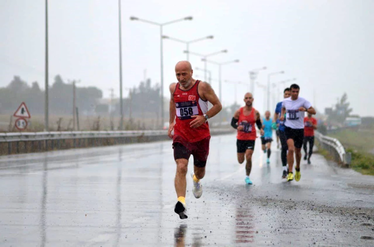 Sakaryalı atletizm sporcusu Kıbrıs\'ta altın madalyanın sahibi oldu