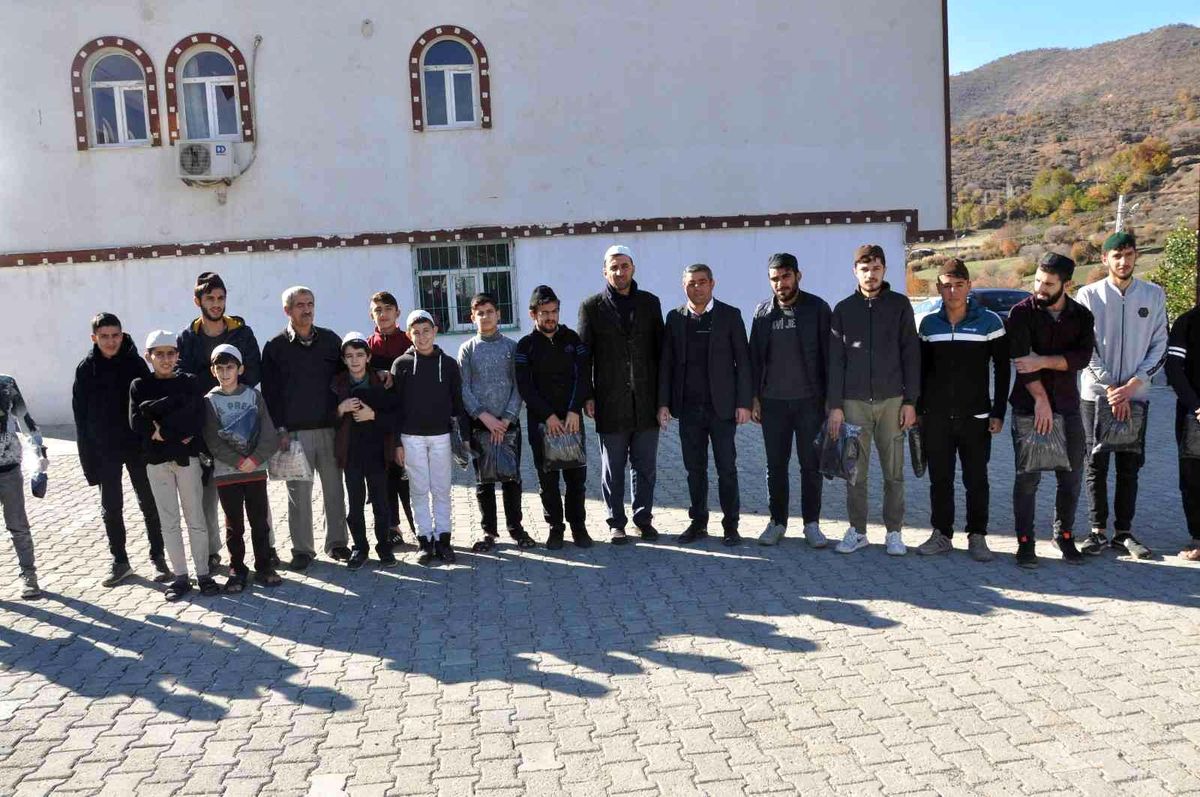 Şehit ailesi ihtiyaç sahibi 500 kişiye kışlık kıyafet dağıttı