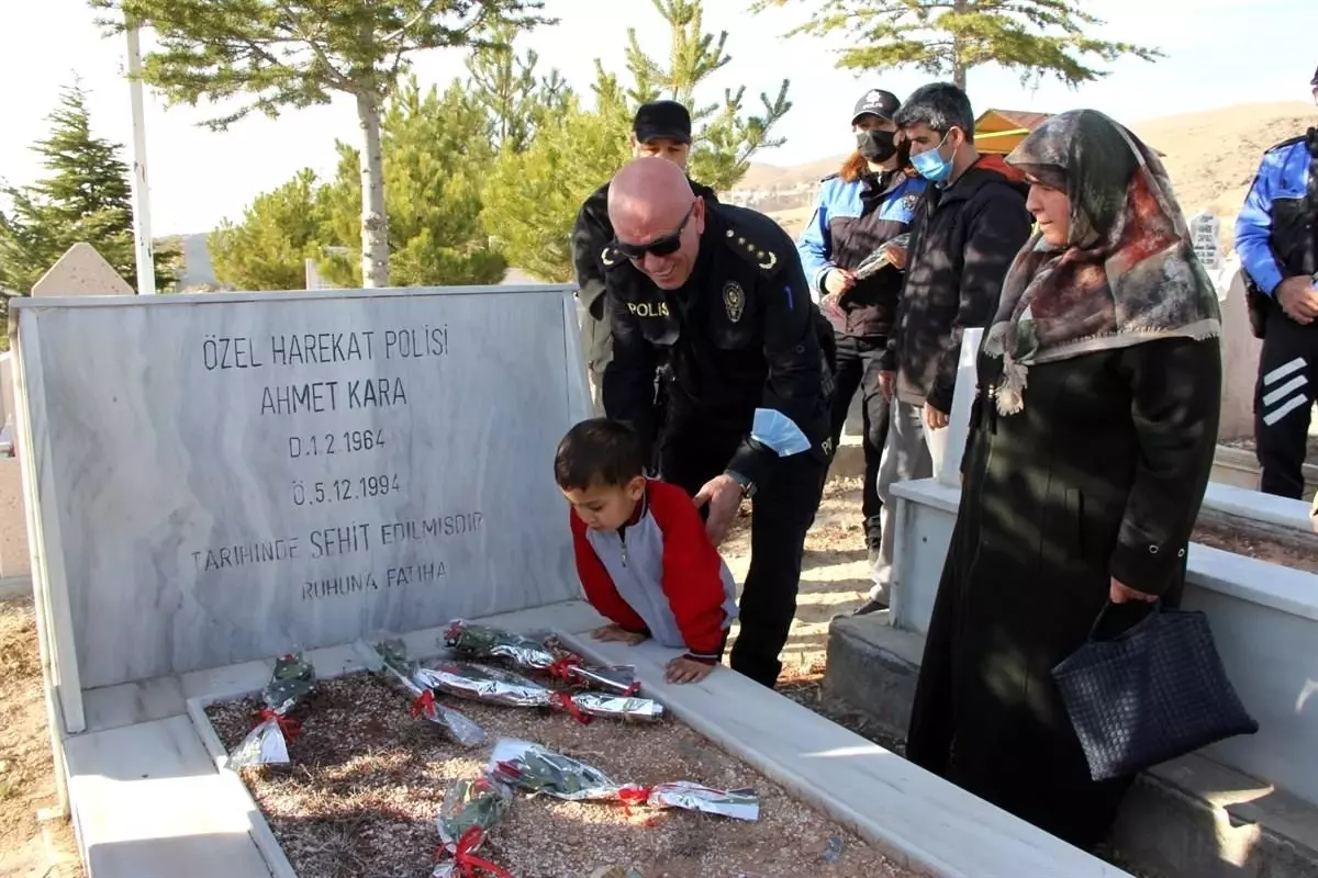 Son dakika haber... Şehit Özel Harekat Polisi Kara Mezarı Başında Anıldı