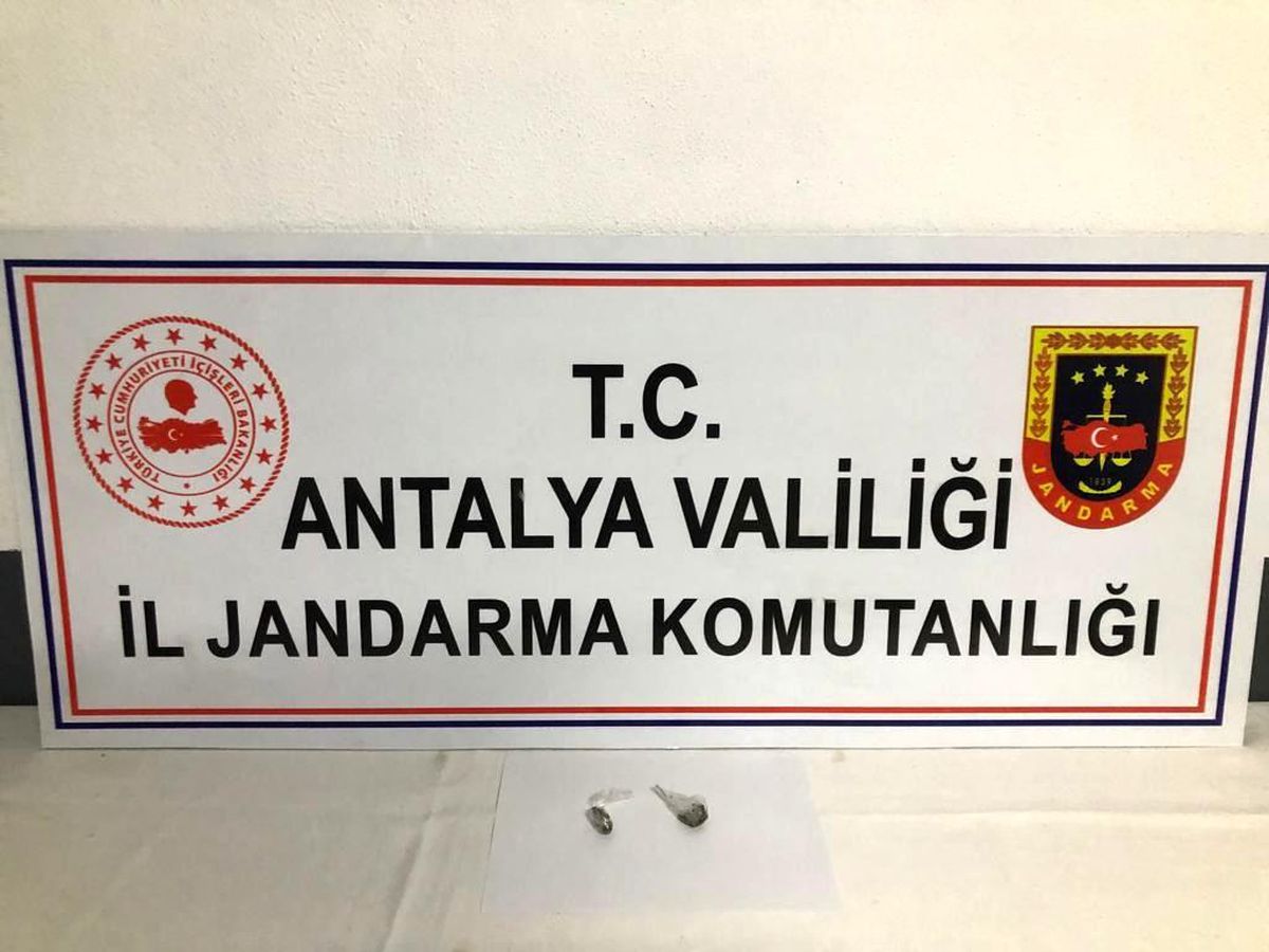 Sigara paketi içerisinde jelatine sarılı 2 paket 10 gram uyuşturucu madde ele geçirildi