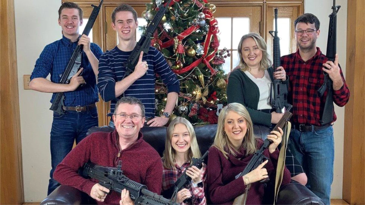 Thomas Massie: ABD\'de Cumhuriyetçi Temsilciler Meclisi üyesinin silahlı Noel fotoğrafı tepki çekti