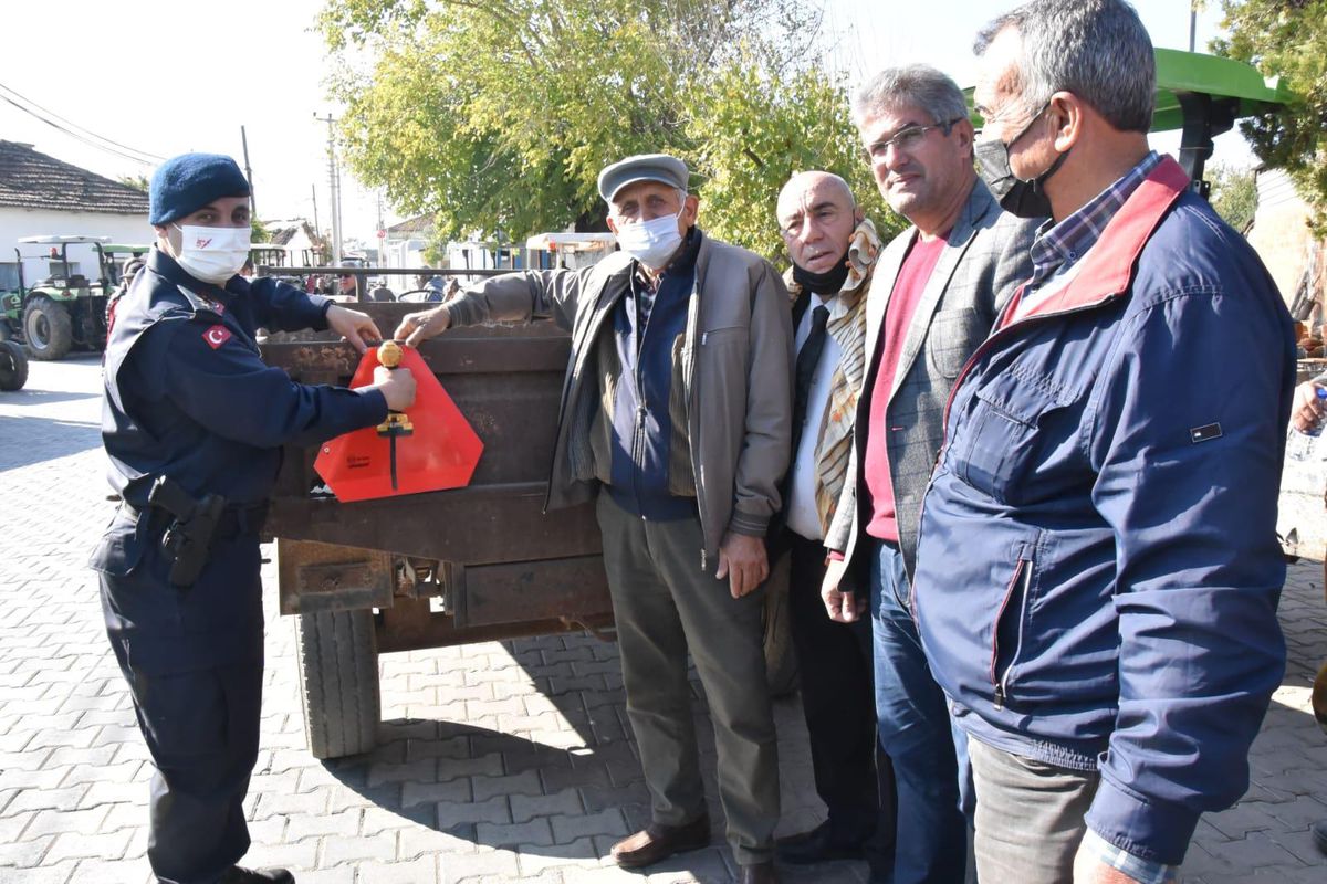 Torbalı\'da jandarma, traktör sürücülerine eğitim verdi