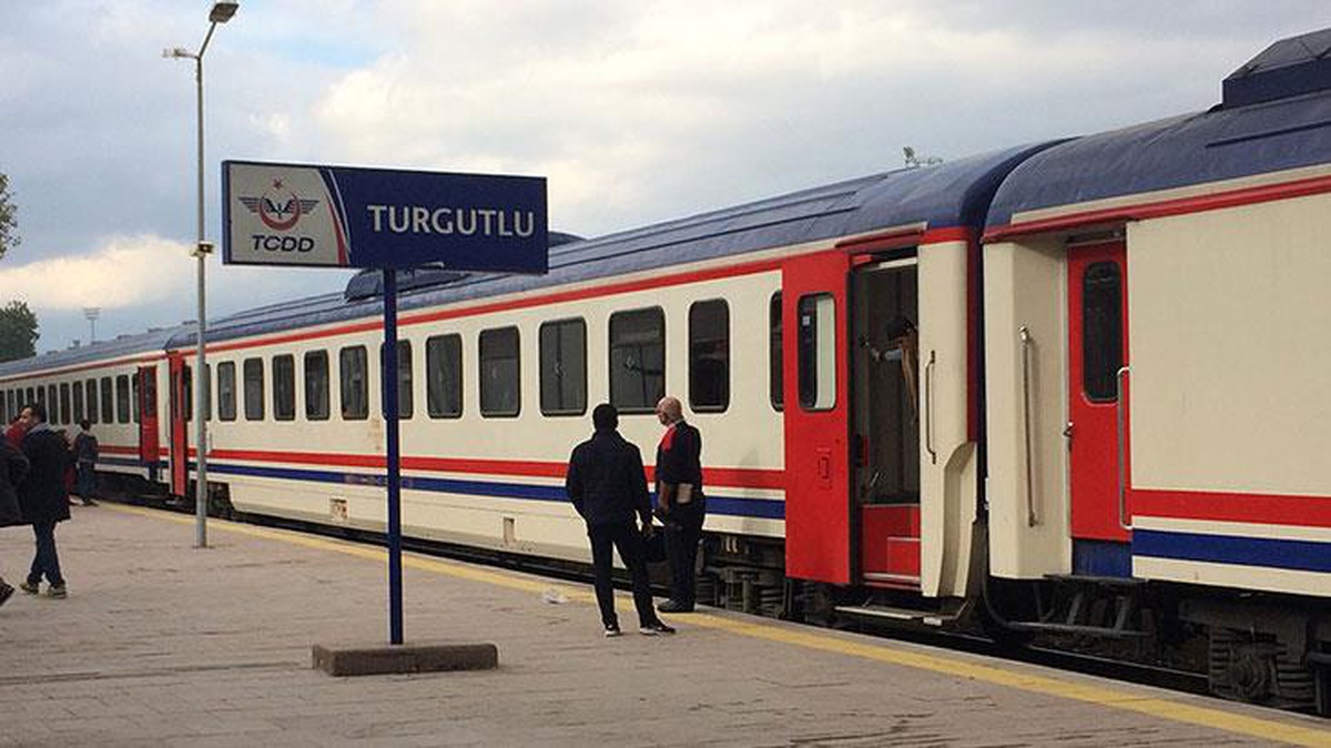 Raylarda yürüyen adam, trenin altında can verdi