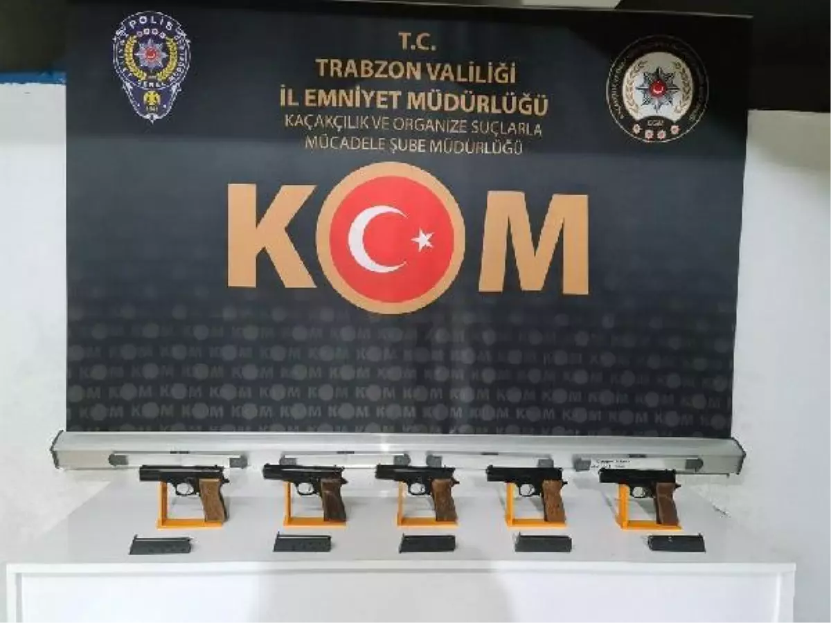 Aracın bagajına ve çay paketlerine zulalanmış 45 ruhsatsız tabanca ele geçirildi