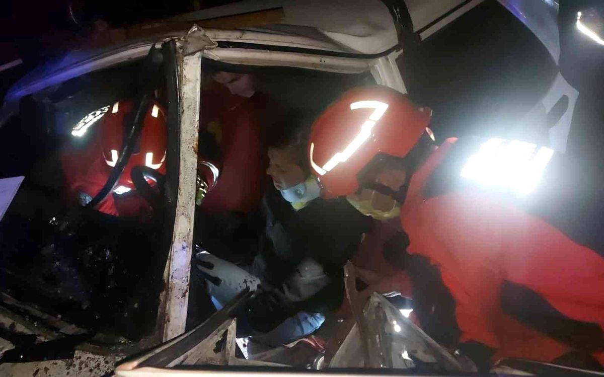 Araçta sıkışan sürücü kurtarıldı