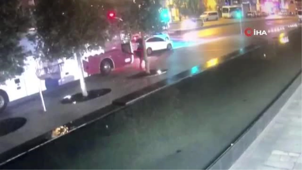 Son dakika haberi! Beyoğlu\'nda trafik ışıklarında silahlı saldırı kamerada