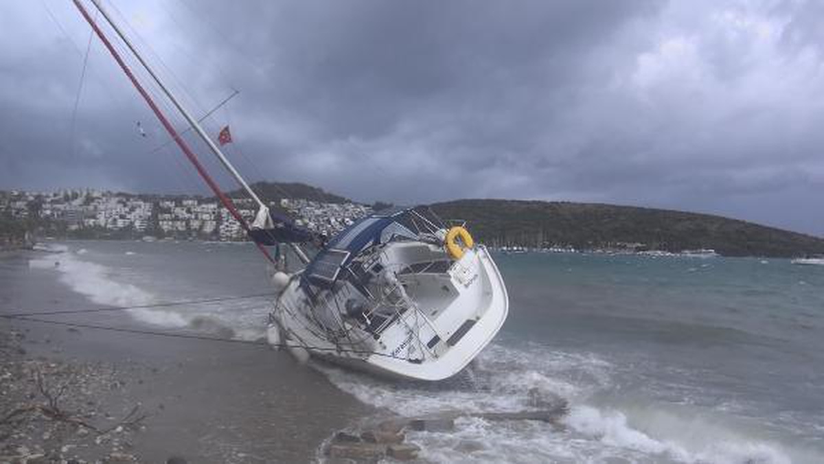 Bodrum\'da fırtına; yelkenli karaya oturdu