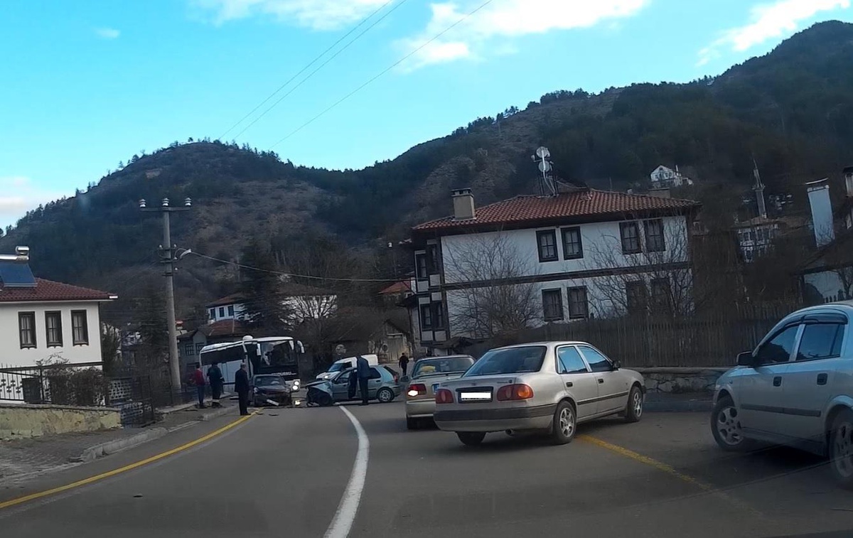 Bolu\'da iki otomobilin çarpışması sonucu 1 kişi yaralandı