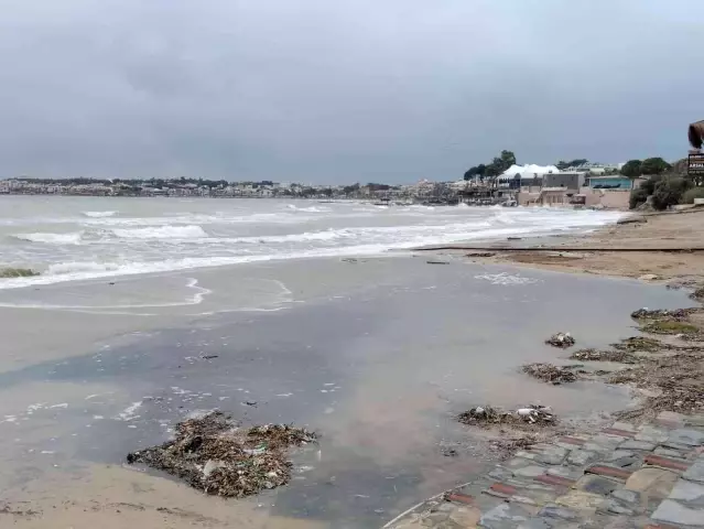 Didim'de lodos çatı uçurdu