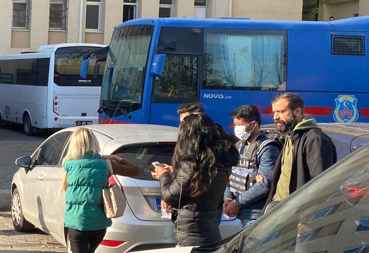 Diyarbakır\'da oğlunu öldürüp çocuğunu ve eşini ağır yaralayan zanlı tutuklandı