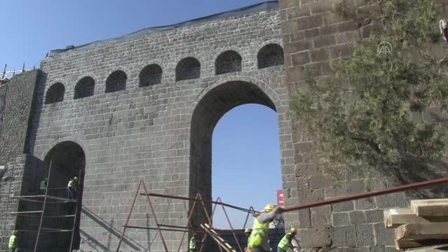 DİYARBAKIR - Tarihi Urfakapı araç trafiğine açıldı