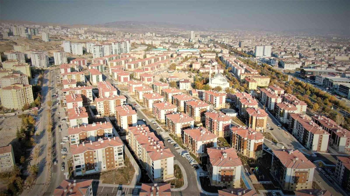 Elazığ'da anahtarlarını alan depremzedeler, yeni konutlarına kavuşmanın mutluluğunu yaşıyor