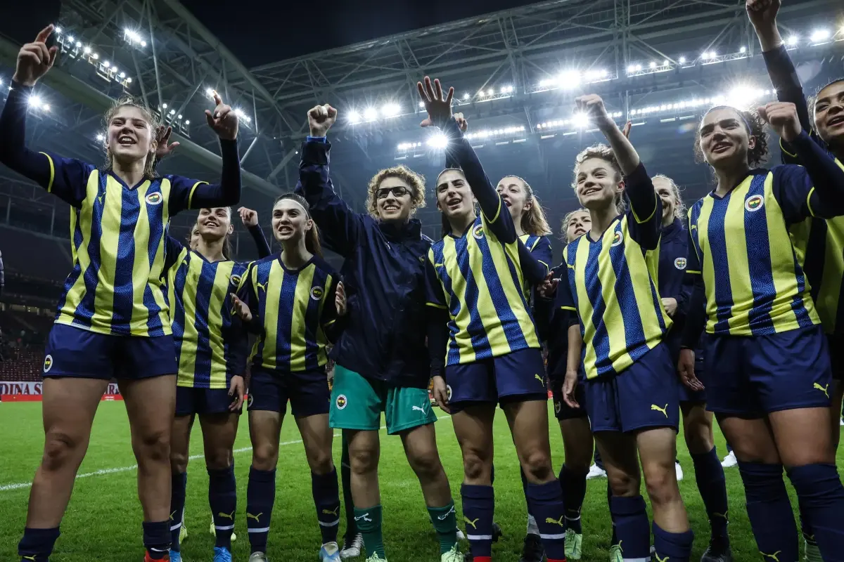 Galatasaray ile Fenerbahçe dostluk maçında karşılaştı