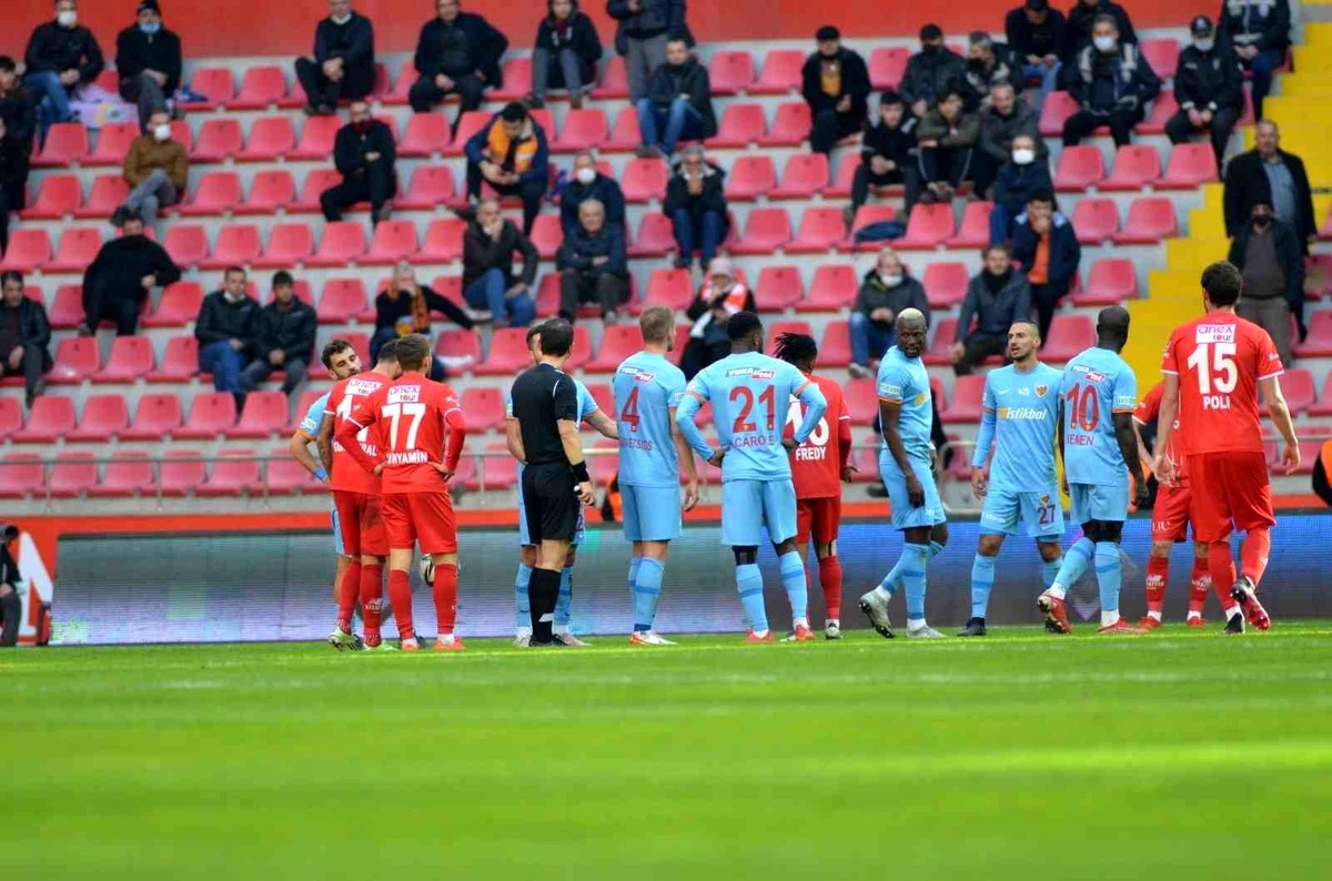 Gavranovic ve Kolovetsios ilk kez kırmızı kart gördü
