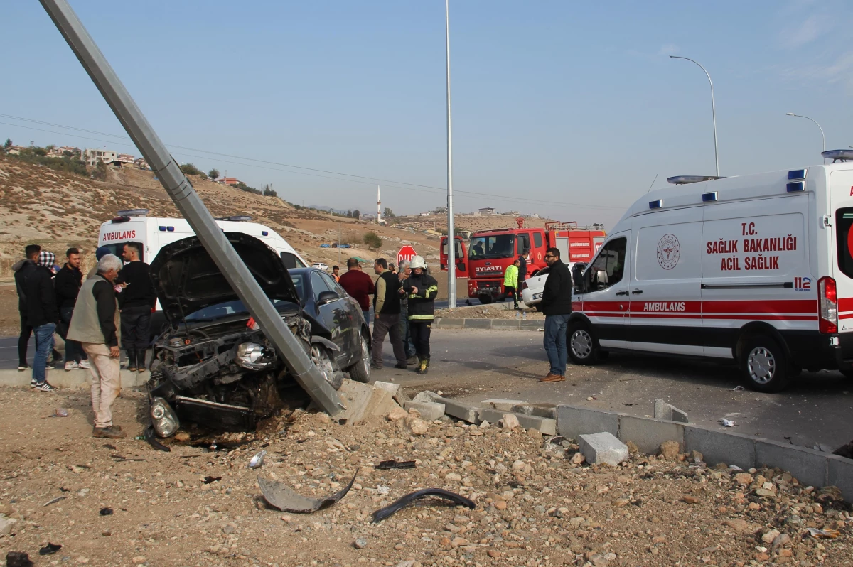 Hatay\'da 2 otomobilin çarpıştığı kazada 4 kişi yaralandı