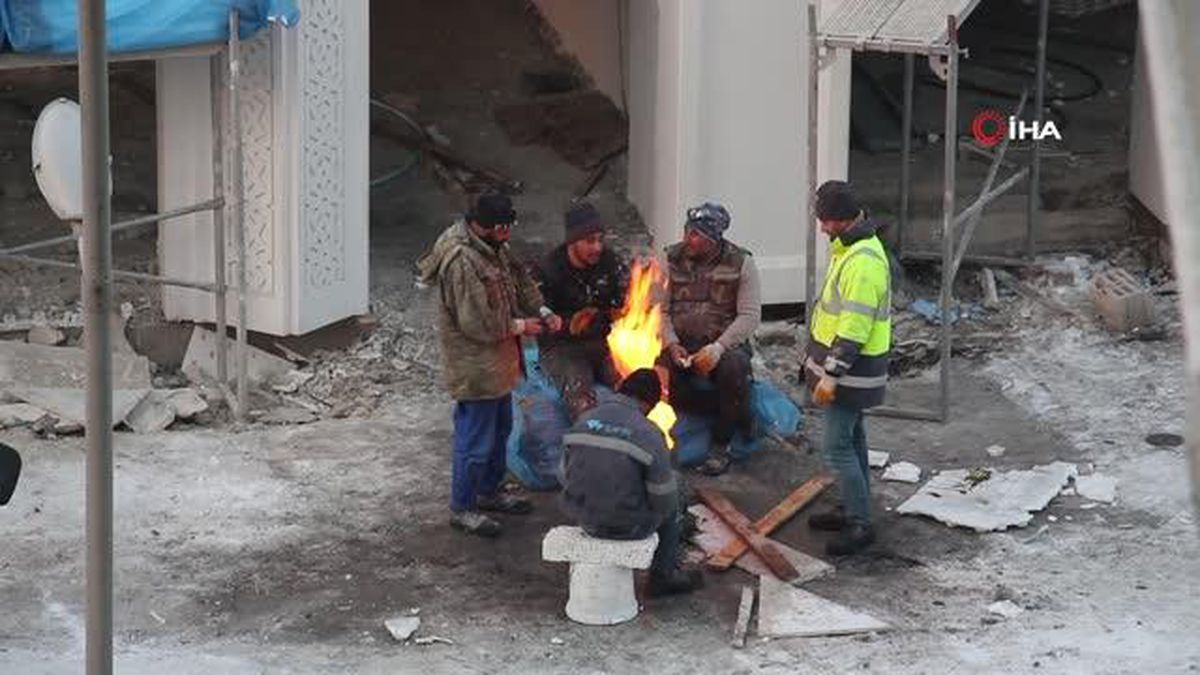 İnşaat işçilerinin soğukla mücadelesi