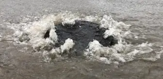 Isparta'da etkili yağış sonrası rögar kapakları taştı