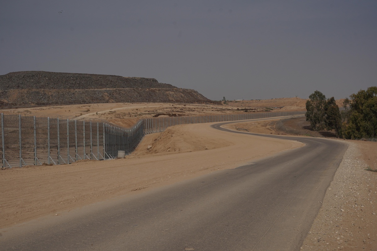 İsrail, Gazze Şeridi\'nin çevresine ördüğü beton duvarı tamamladı