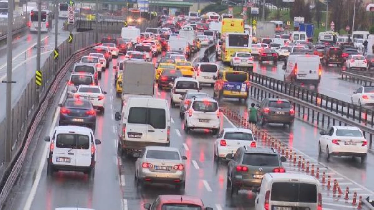 İSTANBUL\'DA TOPLU ULAŞIM ARAÇLARI VE TRAFİKTE YOĞUNLUK