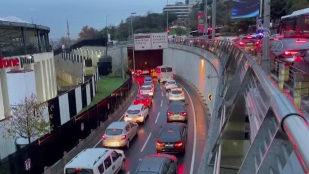 İstanbul\'da trafik yoğunluğu yaşanıyor