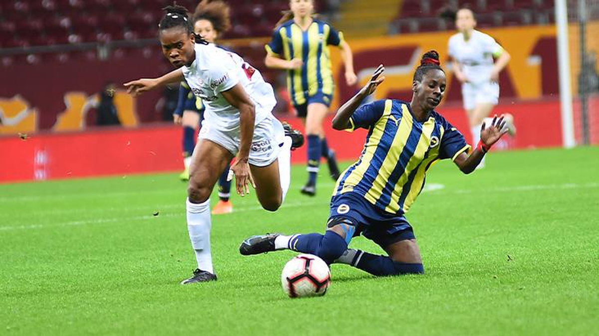 Galatasaray ve Fenerbahçe Kadın Futbol takımlarının karşılaşmasına kırmızı kart damga vurdu