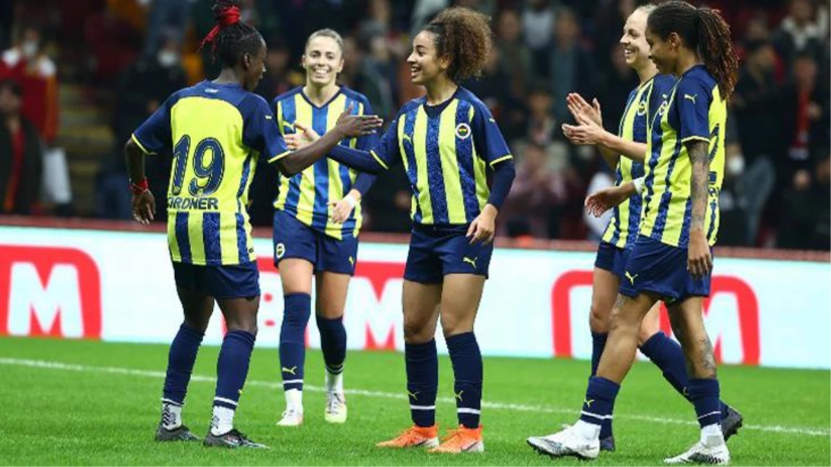 "Kadına şiddete son" mesajı verilen tarihi maçta Fenerbahçe, deplasmanda Galatasaray\'ı 7-0 yendi