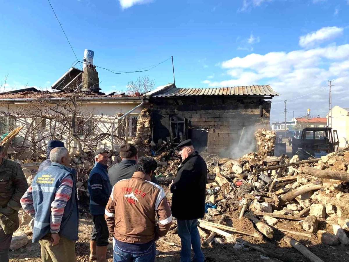 Karaman\'da çıkan yangında ev ve traktör yandı