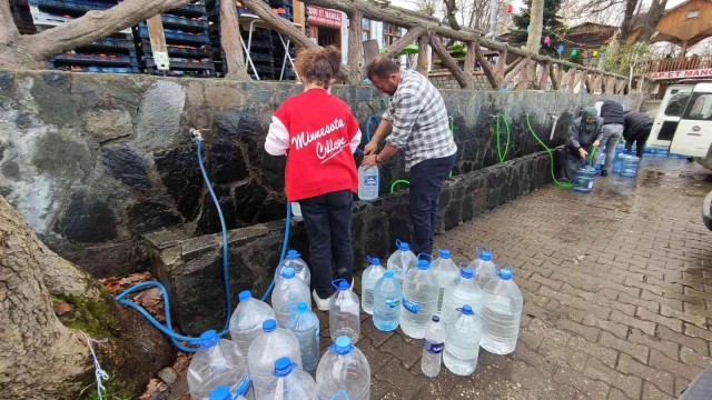 Bir damacana su 16 yerine 2.50 lira! Bursa'da kilometrelerce ucuz su kuyruğu