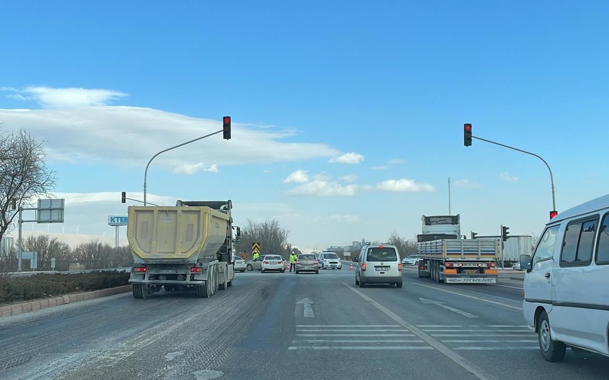 Konya\'da kum fırtınası trafikte aksamaya neden oldu