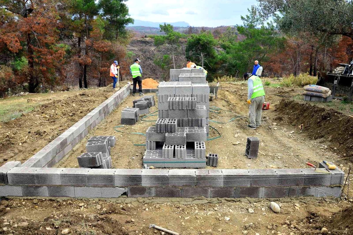 Son dakika haber: Manavgat\'ta yangında ahırları zarar gören vatandaşlara yenileri teslim edildi