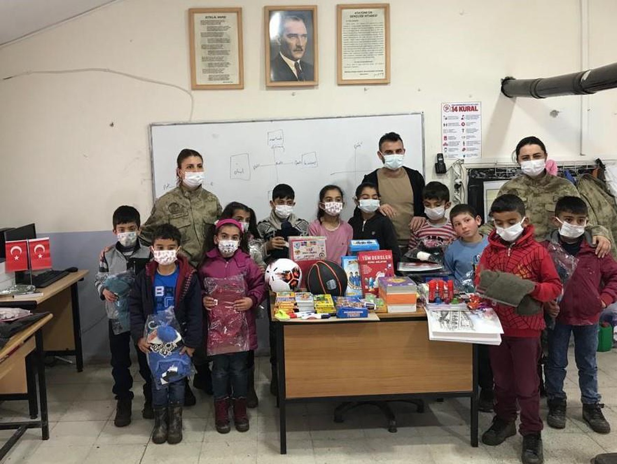 Mehmetçik Ağrı\'daki köy çocuklarını hediyelerle sevindirdi