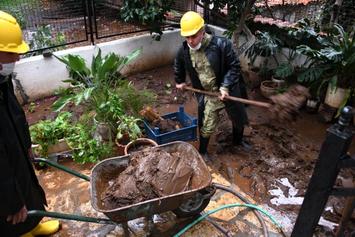 Mehmetçik\'ten yağışlar sonucu ev ve işyerleri hasar gören vatandaşlara yardım
