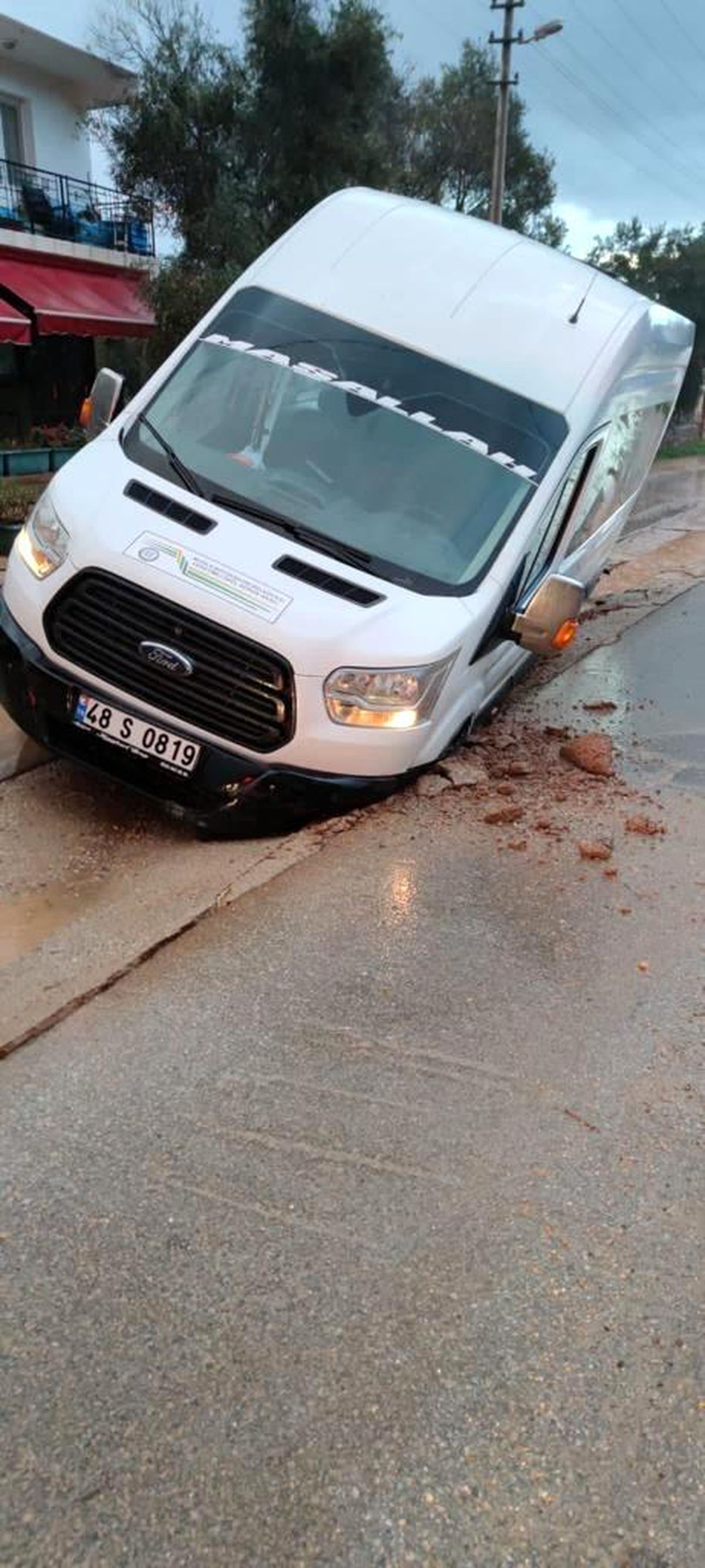 Önce okul servisi, sonra kamyon ve kepçe çukura battı