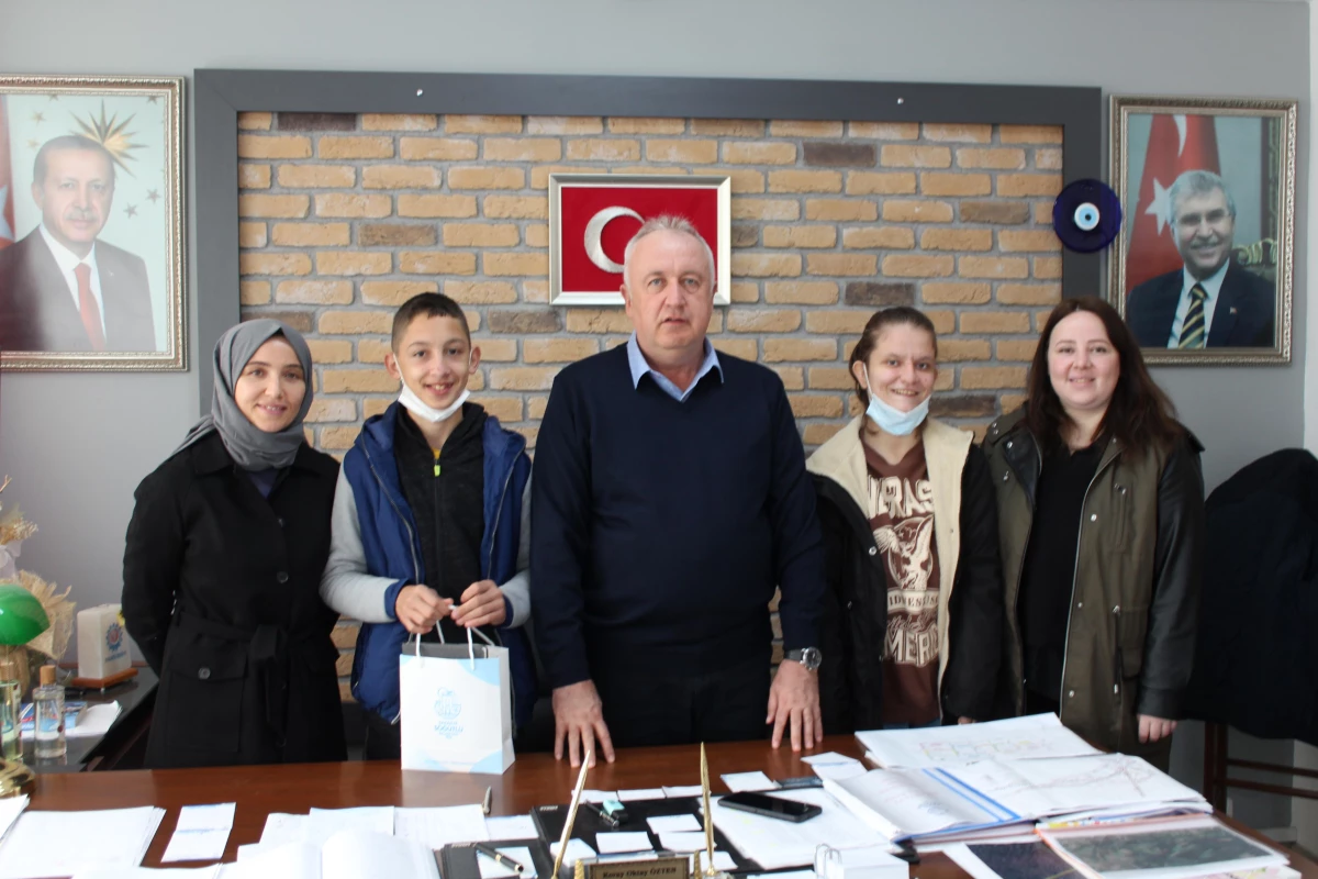 Özel eğitim öğrencilerinden Söğütlü Belediye Başkanı Özten\'e ziyaret