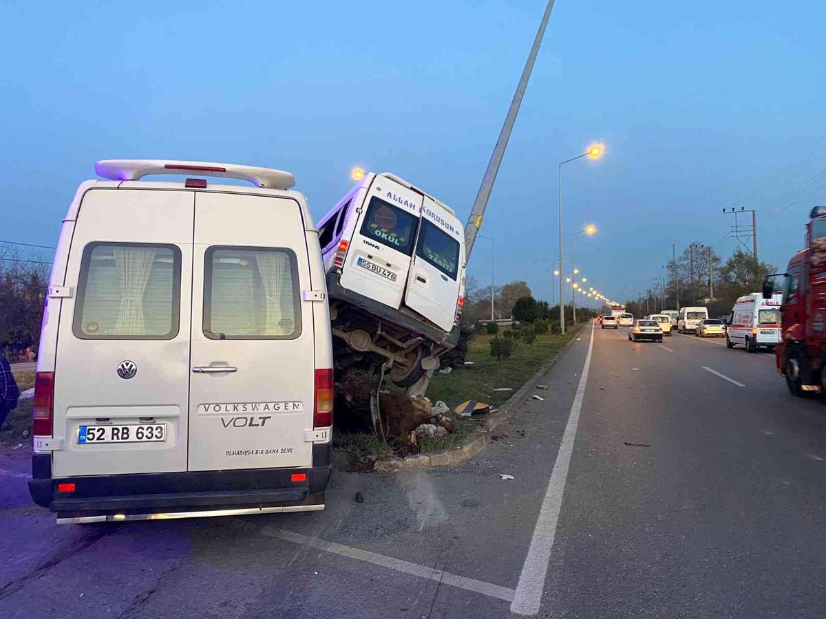 Samsun\'da iki minibüsün çarpıştığı kazada ilginç görüntü