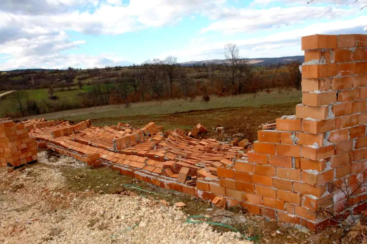 Şiddetli lodosta çiftlik duvarı büyük bir gürültü ile çöktü
