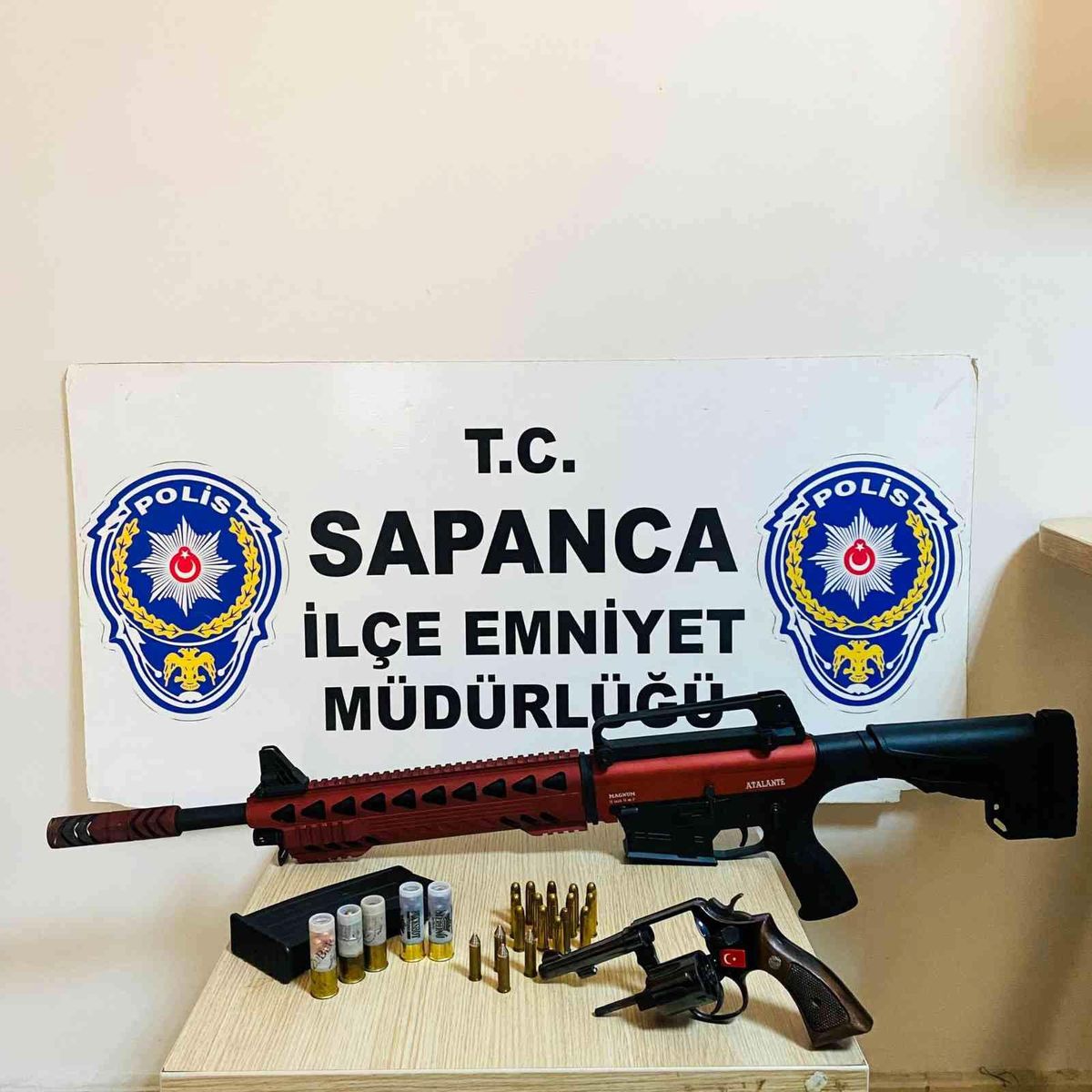 Son Dakika | Tartışma ihbarı üzerine olay yerine giden ekipler 2 adet ruhsatsız tabanca ele geçirdi
