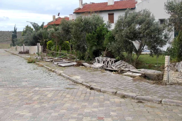 Ünlü tatil merkezi Çeşme'yi hortum vurdu: 20 evin çatısında hasar var