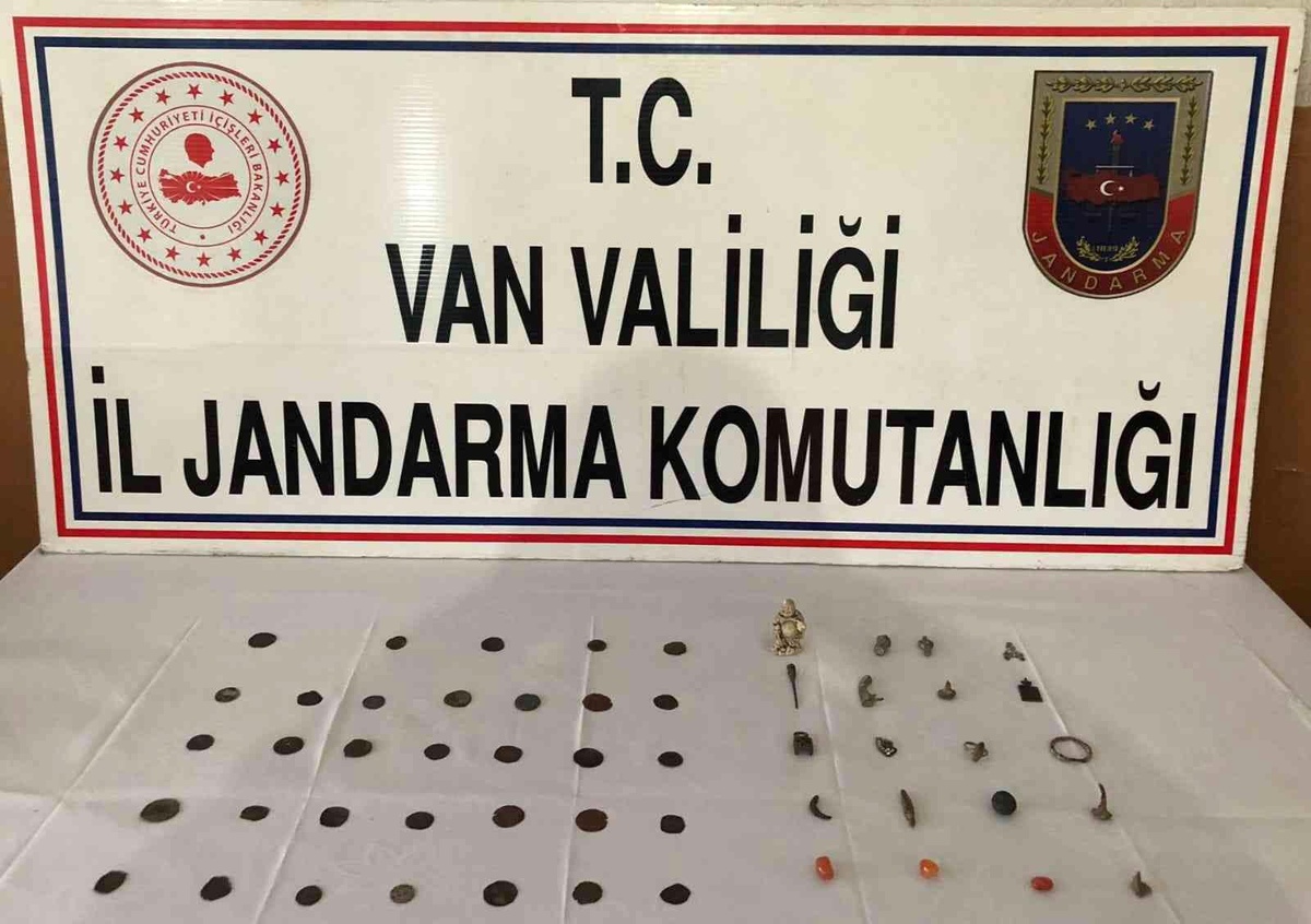 Van\'da 53 adet tarihi sikke ve obje ele geçirildi