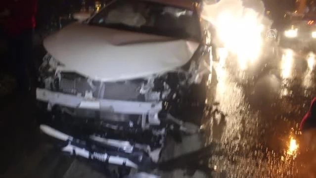 4 aracın karıştığı trafik kazasında 3 kişi yaralandı