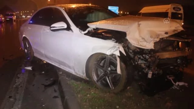4 aracın karıştığı trafik kazasında 3 kişi yaralandı