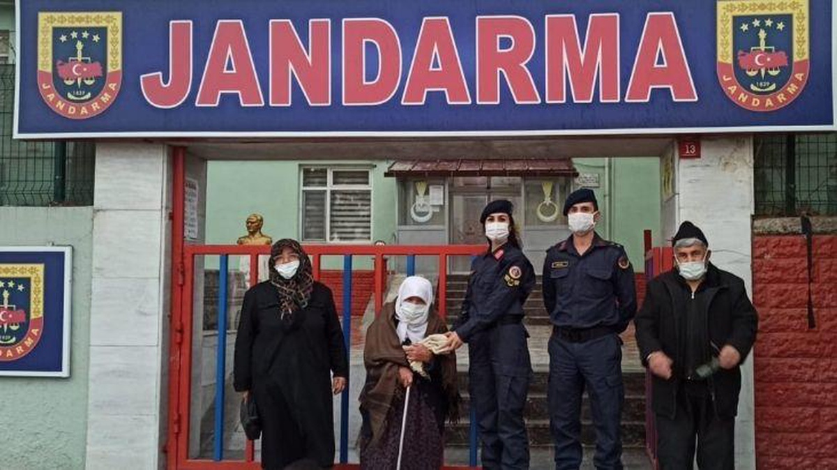 88\'lik nine ördüğü yün çorapları Mehmetçiğe gönderdi!