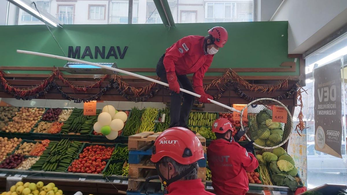 Afyonkarahisar\'da markete giren atmacayı AKUT ekibi yakaladı