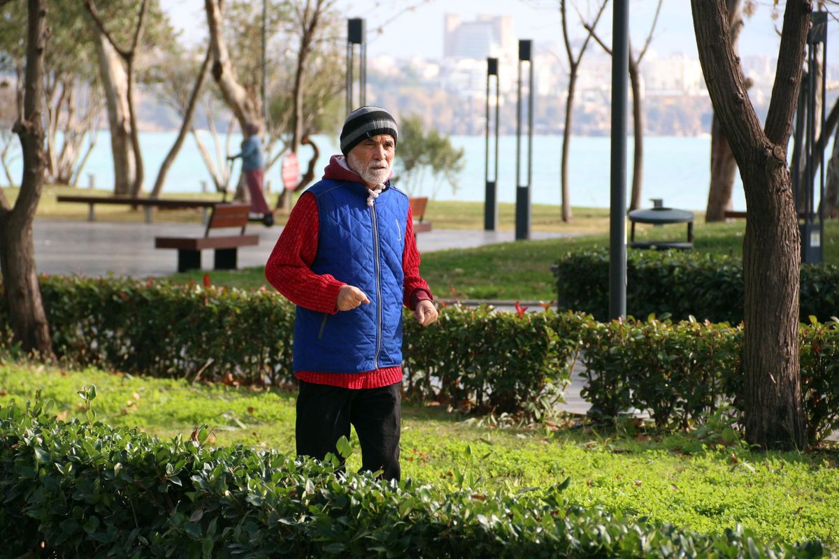 Antalya\'da kuvvetli rüzgar ve sağanak yerini güneşli havaya bıraktı