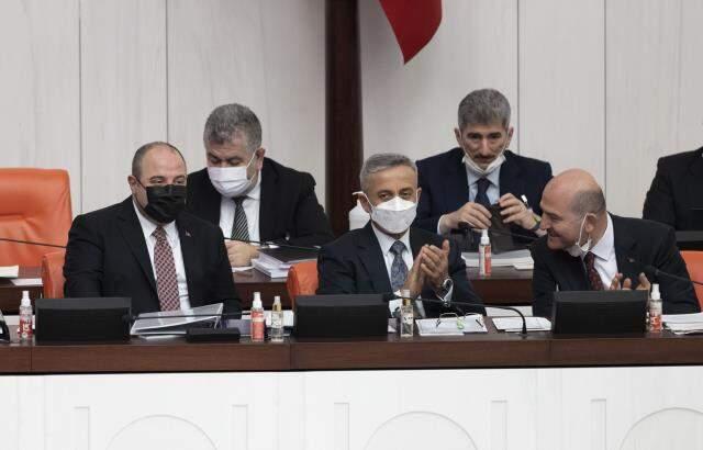 Bakan Varank, 3'üncü kez baba olduğu haberini TBMM bütçe görüşmesinde aldı Bakan Varank, 3'üncü kez baba olduğu haberini TBMM bütçe görüşmesinde aldı