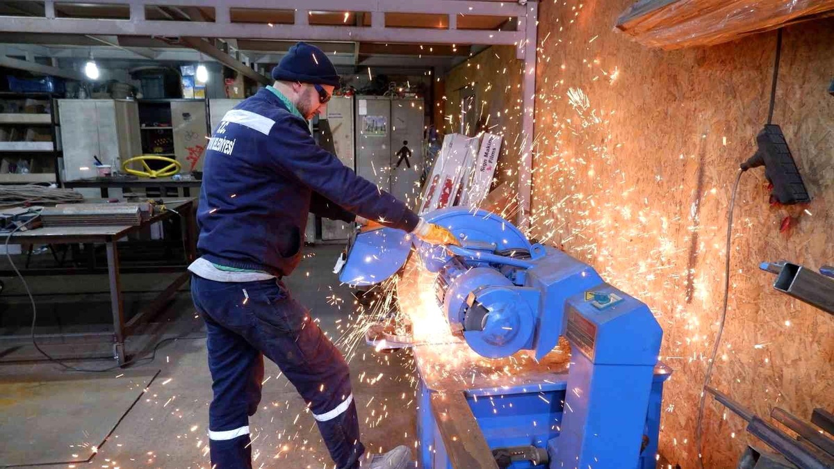 Belediye yağmur suyu ızgarasını kendi yapıyor