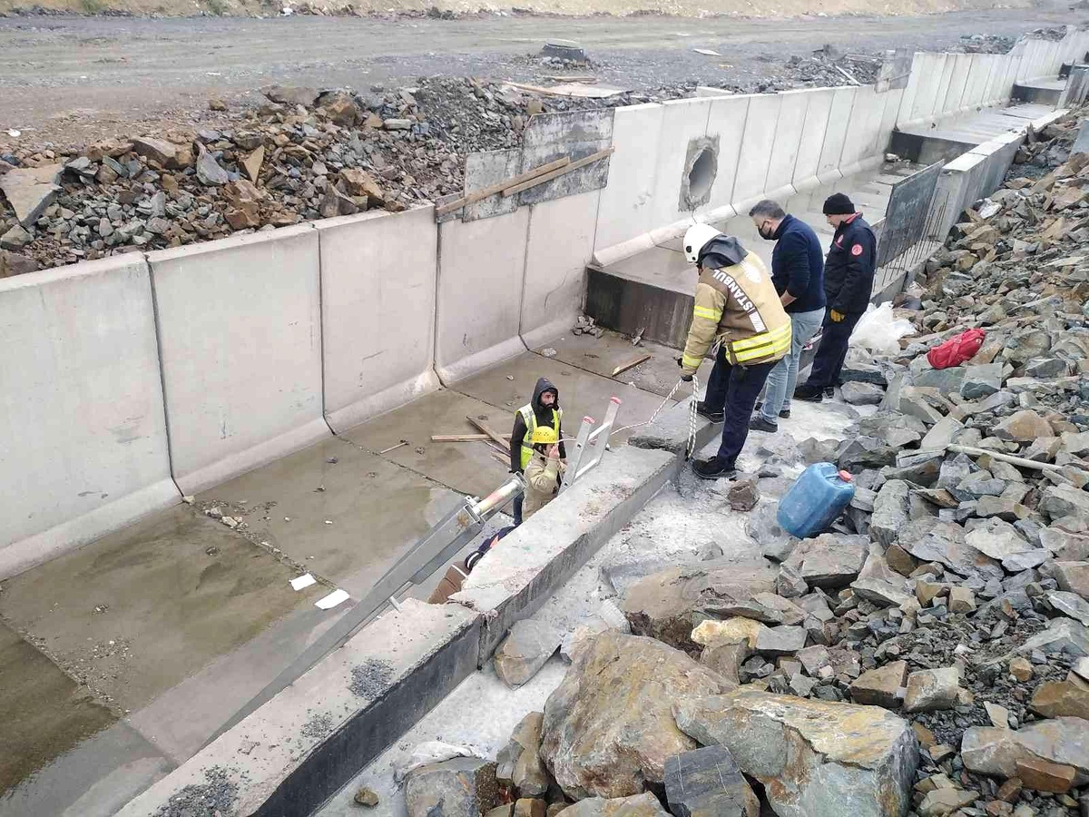 Beylikdüzü\'nde bir işçi 5 metre yükseklikten kanala düştü