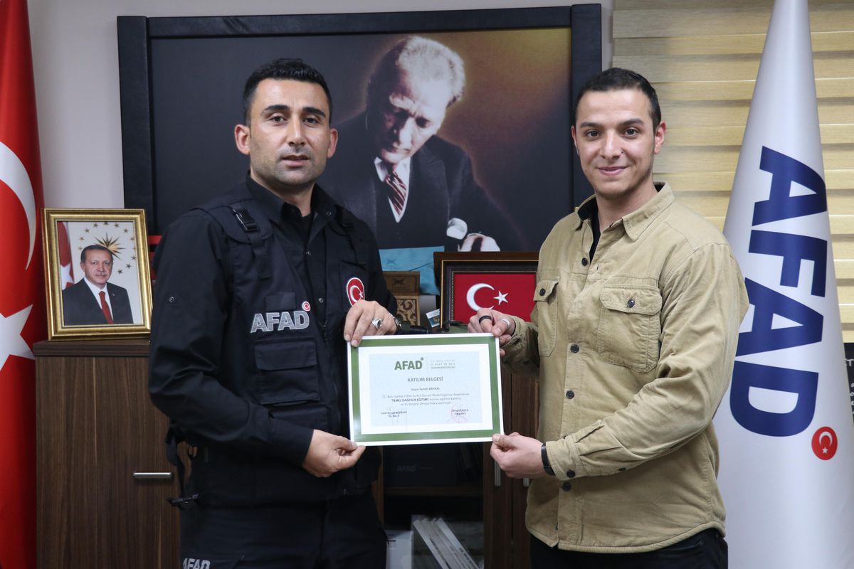 Bolu\'da temel dağcılık eğitimi alan gazeteciler sertifikalarını aldı